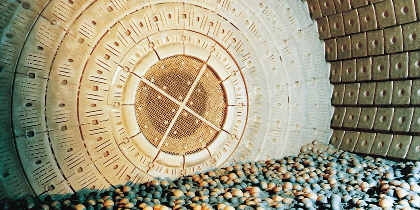 Das Innere einer Kugelmühle zum Mahlen von Zement
