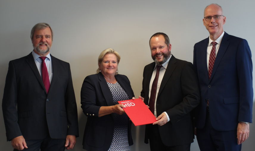 V.l.n.r.: Dekan Prof. Dr. Walter Müller (HSD-Fachbereich Maschinenbau und Verfahrenstechnik), HSD-Präsidentin Prof. Dr. Brigitte Grass, Dr. Philipp Fleiger, Dr. Martin Schneider (beide VDZ)